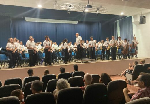A Xove Banda de Narón, da Agrupación Cultural Musical Sementeira, actuou no auditorio de Llombay